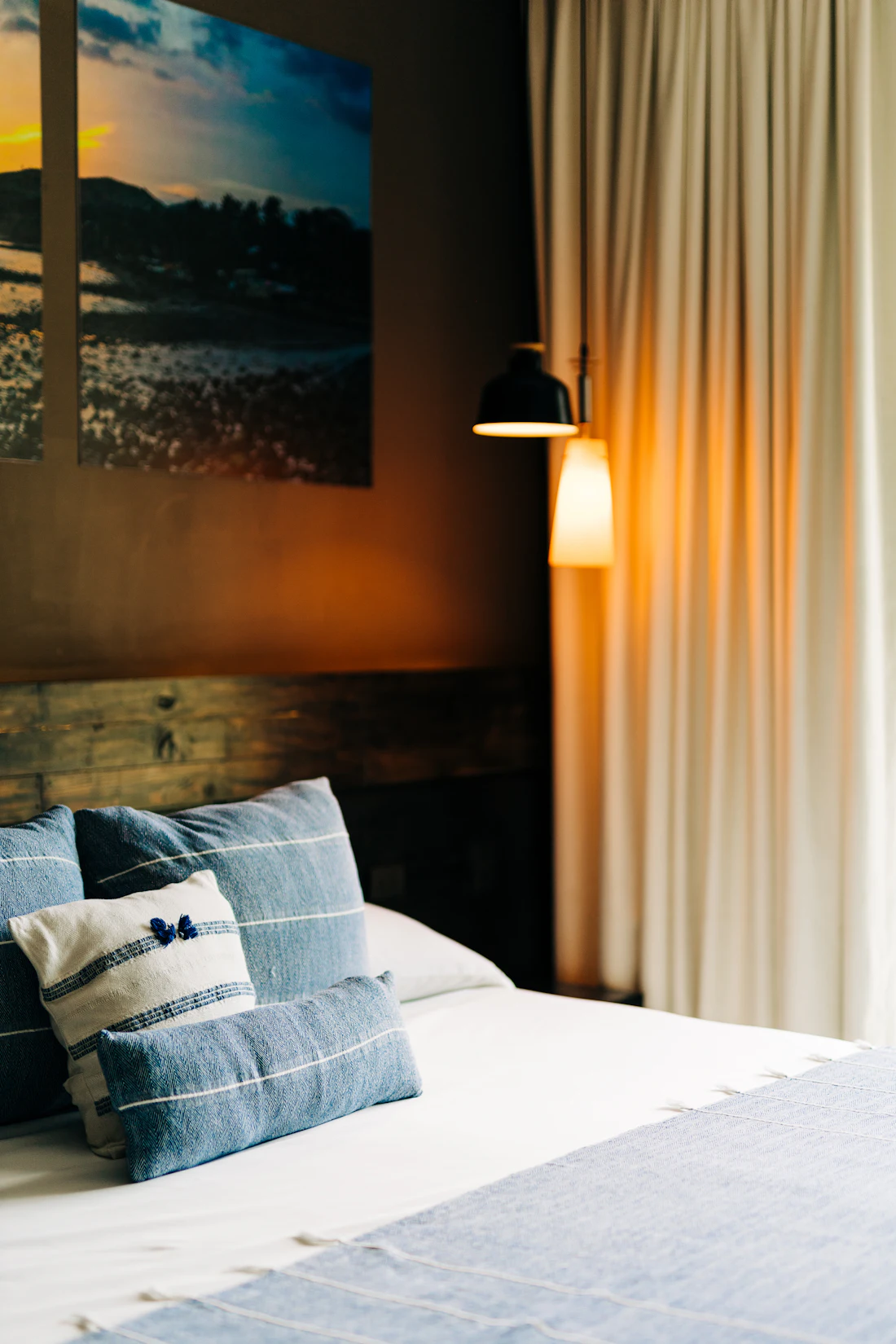 Sea room with blue pillows